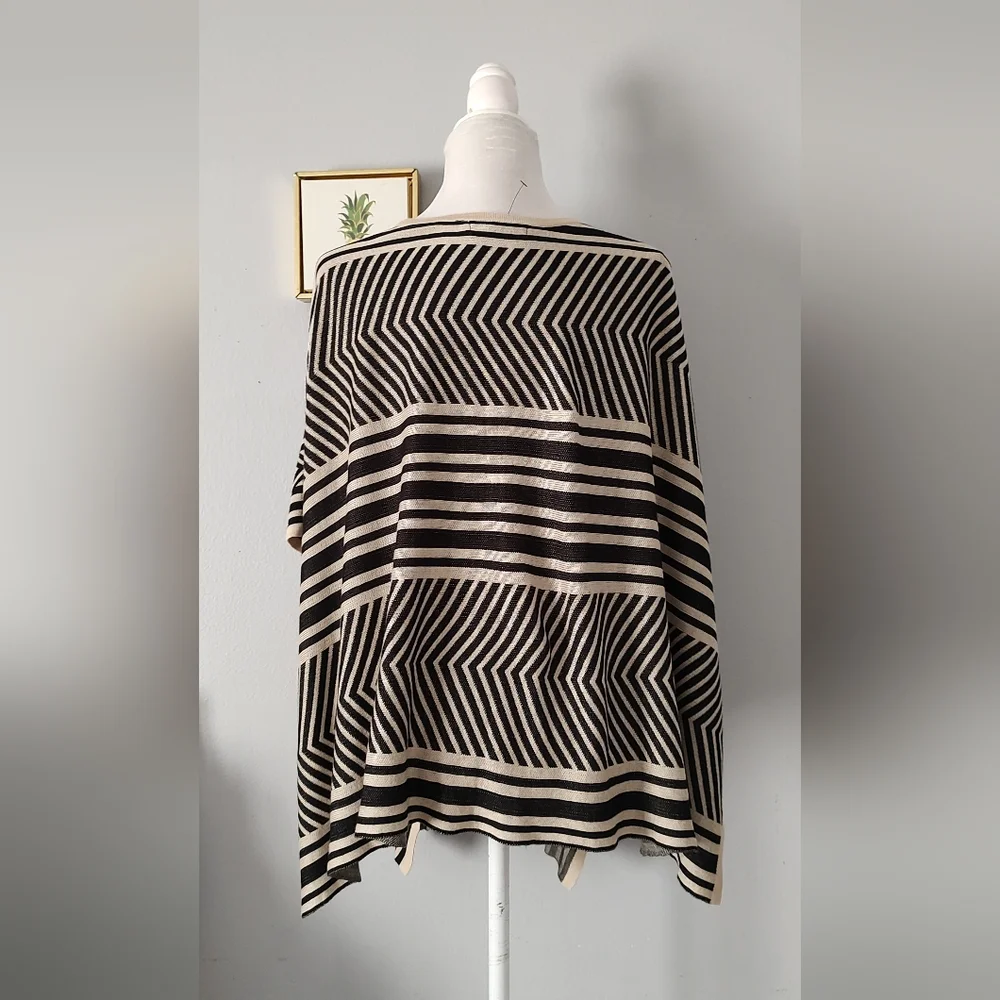 Cape Women Love Tree  Style Casual Geometric Black And Beige  Size Small -Medium
